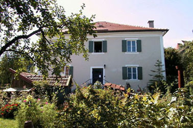 R�ckansicht der Galerie Josephski-Neukum, Alter Pfarrhof, 86946 Issing-Vilgertshofen, Galerie f�r zeitgen�ssische Kunst